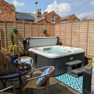 seaside-escapes-with-relaxing-hot-tub.yorkshirehotels.net/